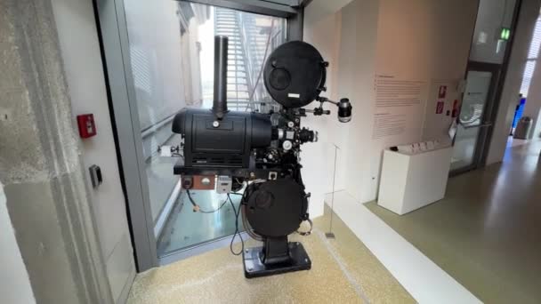 博物馆里的历史性电影放映机 高质量的4K镜头 — 图库视频影像