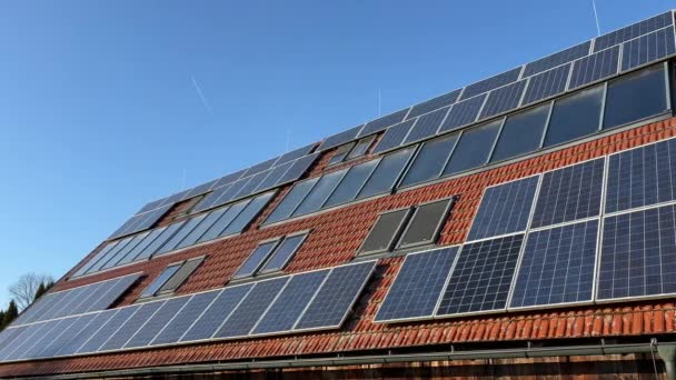 Fotovoltaikus Napelemek Tetőn Napfényben Kiváló Minőségű Felvételek — Stock videók