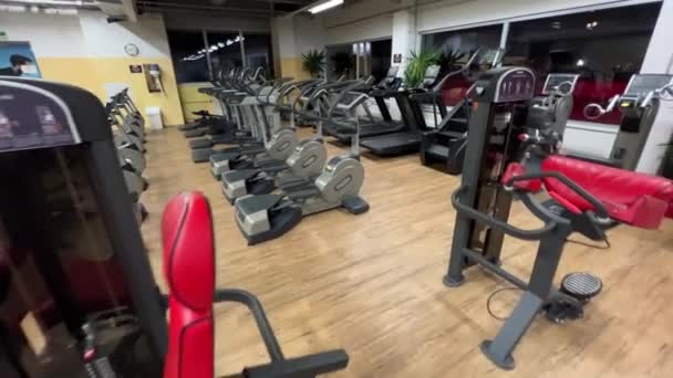 带举重器械的健身馆 高质量的4K镜头 — 图库视频影像