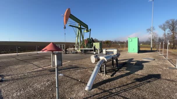 在阳光下 奥地利的油泵 高质量的4K镜头 — 图库视频影像