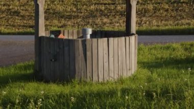 Çayırda ahşap kaplama var. Yüksek kalite 4k görüntü 