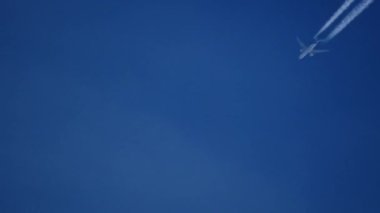 Mavi gökyüzünde seyir seviyesinde zıtlıkları olan jet uçağı. Yüksek kalite 4k görüntü