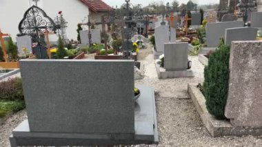 Mezarlıktaki dini törenle Azizler Günü. Yüksek kalite 4k görüntü