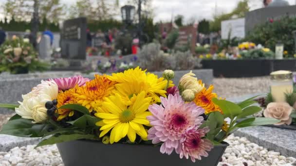 Hrob Krásnými Květinami Svíčkami Vysoce Kvalitní Záběry — Stock video