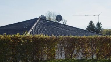 Yaşayan çitleri olan bir bungalov evinin siyah çatısı. Yüksek kalite 4k görüntü