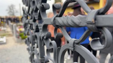 Mezarlıktaki dini törenle Azizler Günü. Yüksek kalite 4k görüntü