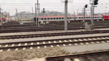 Viyana 'daki tren istasyonundan geçeceğiz. Yüksek kalite 4k görüntü