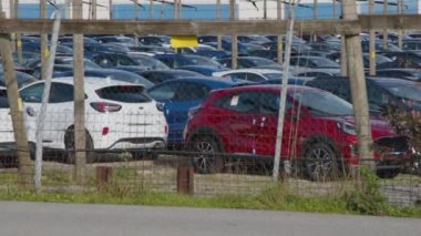 Otoparka yeni ithal edilmiş arabalar. Yüksek kalite 4k görüntü