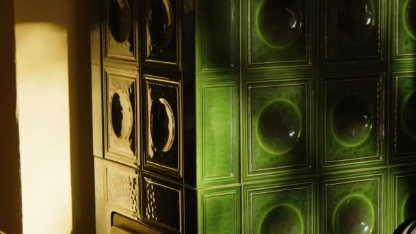 Estufa Azulejos Verdes Sala Estar Imágenes Alta Calidad — Vídeos de Stock