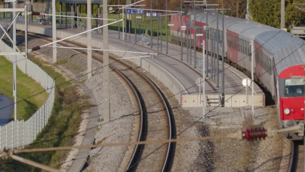 Regionális Vonat Érkezik Vasútállomásra Kiváló Minőségű Felvételek — Stock videók
