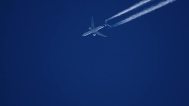 Mavi Gökyüzünde Seyir Seviyesinde Zıtlıkları Olan Jet Uçağı Yüksek Kalite — Stok video