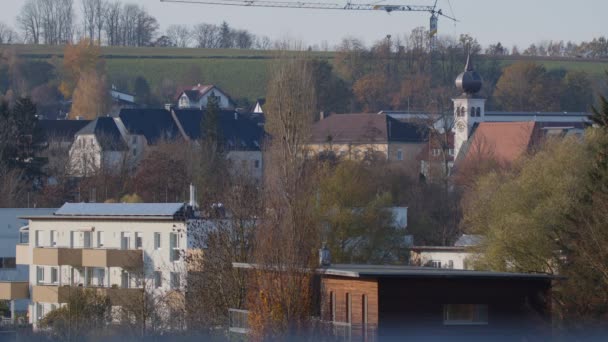 Προαστιακό Χωριό Στην Αυστρία Εκκλησία Σπίτια Και Γερανό Κατασκευής Υψηλής — Αρχείο Βίντεο