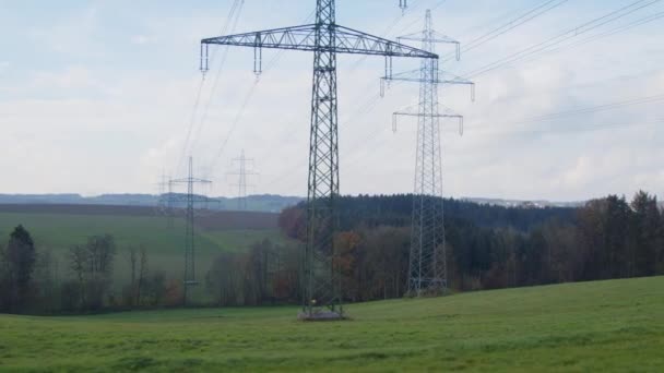オーストリアの田舎に高圧送電線があるエネルギーハイウェイ 高品質4K映像 — ストック動画