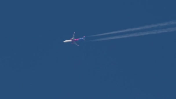 在蓝天巡航时带有尾迹的喷气式飞机 高质量的4K镜头 — 图库视频影像