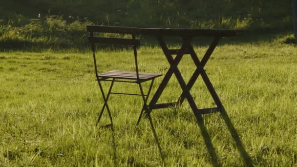 Sandalye Silueti Güzel Güneş Işığında Bahçede Bir Masa Yüksek Kalite — Stok video