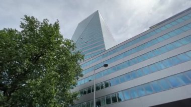 Modern mimariyle iş kulesi cephesi. Yüksek kaliteli FullHD görüntüler