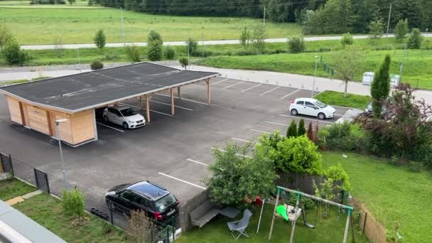 Nieuwe Parkeerplaats Met Houten Carport Hoge Kwaliteit Fullhd Beeldmateriaal — Stockvideo