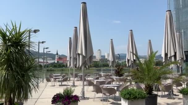 Sombrillas Cerradas Café Cerca Del Río Danubio Linz Imágenes Alta — Vídeos de Stock