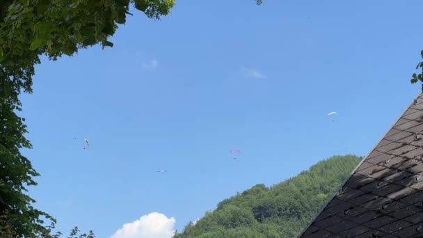 Paraglidisté Létají Obloze Vysoce Kvalitní Záběry — Stock video