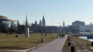 Şehir merkezindeki Linz Kuleleri Donaulaende 'den izleniyor. Yüksek kalite 4k görüntü