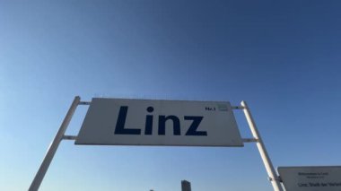Linz şehrinin ufuk çizgisi ve Danube nehri. Yüksek kalite 4k görüntü