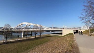 Kemerli köprüsü olan Linz Danube Nehri. Yüksek kalite 4k görüntü