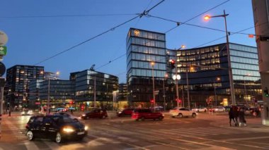 Alacakaranlıkta iş bölgesinden Viyana caddesine geçeceğiz. Yüksek kalite 4k görüntü