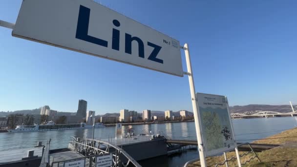 Linz Stadssiluett Med Skylt Vid Floden Danube Högkvalitativ Film — Stockvideo
