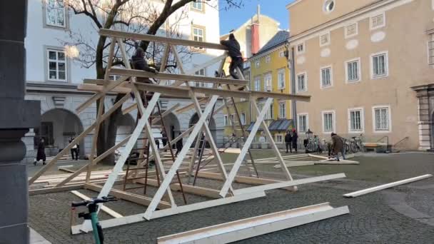 Stolarz Konstruuje Drewniane Dzieła Sztuki Uniwersytecie Sztuki Linz Wysokiej Jakości — Wideo stockowe