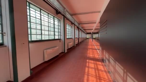 在具有历史意义的工业建筑的走廊里 娃娃被枪杀了 高质量的4K镜头 — 图库视频影像