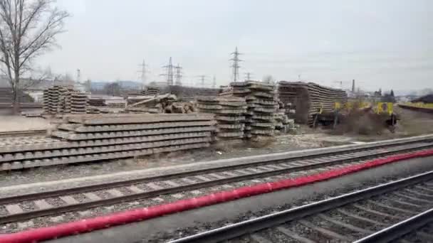 Järnväg Betong Sliprar Bredvid Järnvägsspår Högkvalitativ Film — Stockvideo