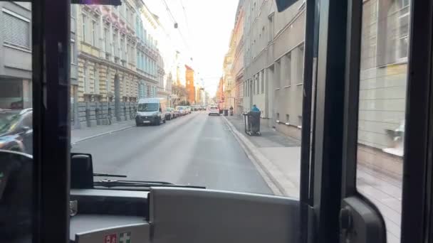 Bus Rijdt Door Linz Centrum Hoge Kwaliteit Beeldmateriaal — Stockvideo