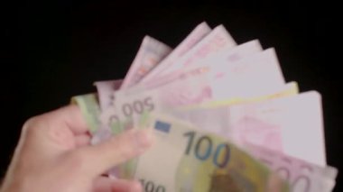 Avro banknotlarını yavaş çekimde sallıyor. Yüksek kaliteli FullHD görüntüler