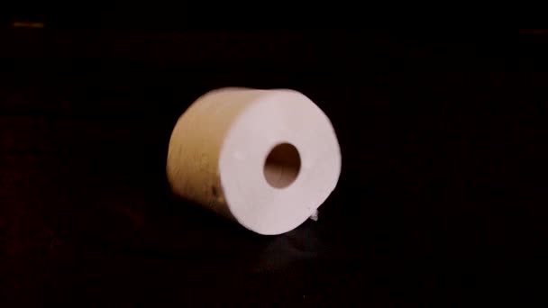 Slow Motion Rullar Toalettpapper Mot Svart Bakgrund Högkvalitativ Fullhd Film — Stockvideo