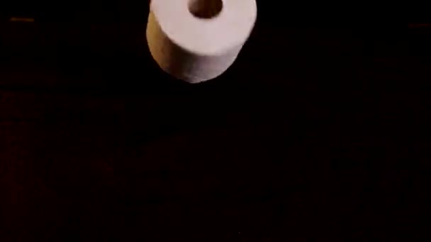 Siyah Arka Plana Karşı Tuvalet Kağıdı Ruloları Yavaş Çekimde Yüksek — Stok video