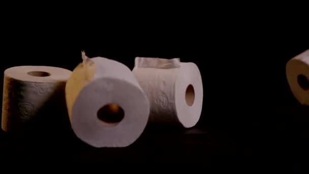 Slow Motion Rullar Toalettpapper Mot Svart Bakgrund Högkvalitativ Fullhd Film — Stockvideo