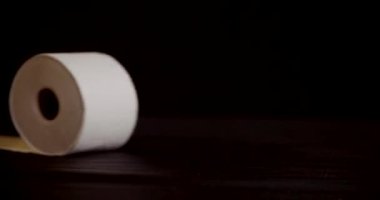 Siyah arka plana karşı tuvalet kağıdı ruloları. Yüksek kaliteli FullHD görüntüler