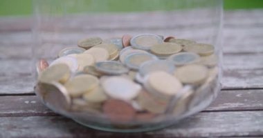 Cam kavanozda bir avuç dolusu para. Yüksek kalite 4k görüntü