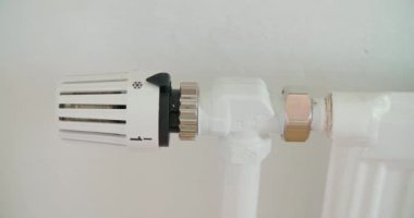 Isı kontrolörünü radyatörde açıyorum. Yüksek kalite 4k görüntü