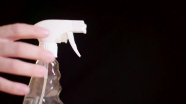 Yavaş çekimde el sıkma spreyi. Yüksek kaliteli FullHD görüntüler