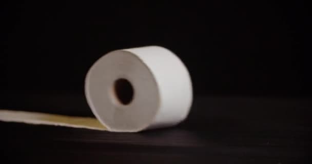 黒を背景にしたトイレットペーパーのロール 高品質のフルHd映像 — ストック動画