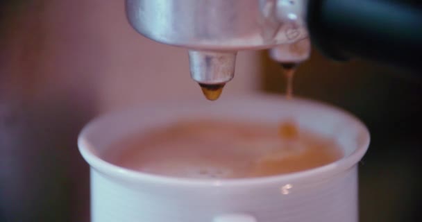 Kaffe Som Körs Från Portafilter Maskin Slow Motion Högkvalitativ Film — Stockvideo
