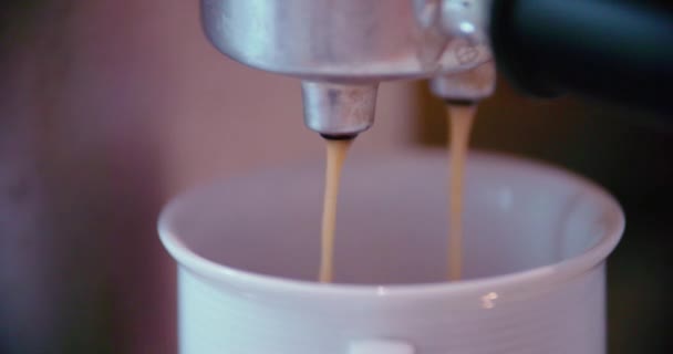 Kaffe Som Körs Från Portafilter Maskin Slow Motion Högkvalitativ Film — Stockvideo