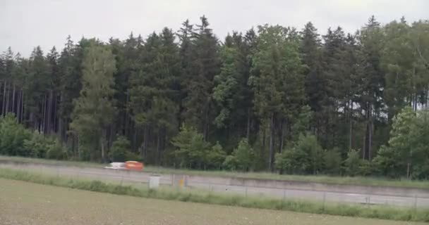 Time Lapse Del Traffico Autostradale Con Pineta Filmati Alta Qualità — Video Stock