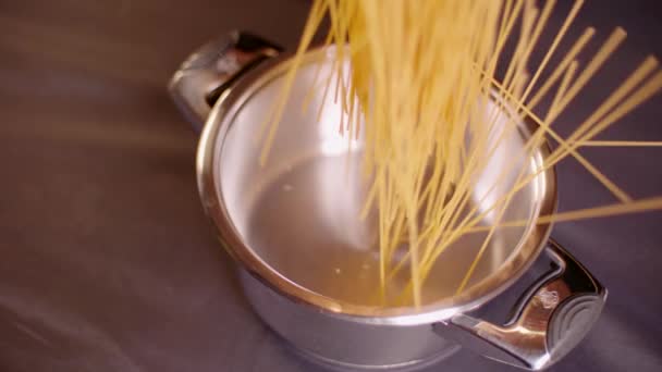 Spaghetti Faller Potten Slow Motion Högkvalitativ Fullhd Film — Stockvideo