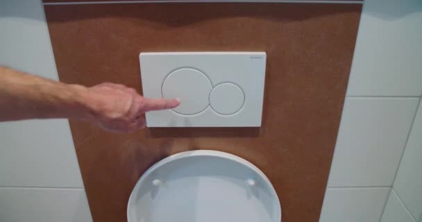 Splachuje Toaleta Bílou Vodou Vysoce Kvalitní Záběry — Stock video