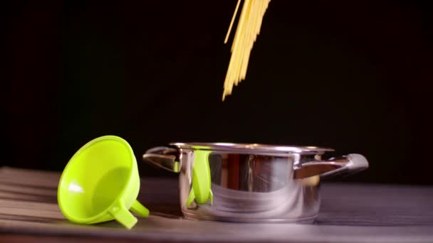 Спагеті Потрапляє Каструлю Повільному Русі Високоякісні Fullhd Кадри — стокове відео