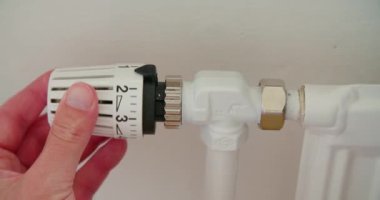 Radyatörün ısı kontrolörünü kapatıyorum. Yüksek kalite 4k görüntü