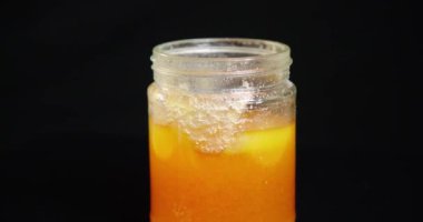 Siyah arka planda dönen bal camı. Yüksek kalite 4k görüntü