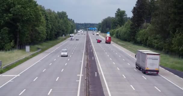 松林との高速道路交通の時間経過 高品質4K映像 — ストック動画